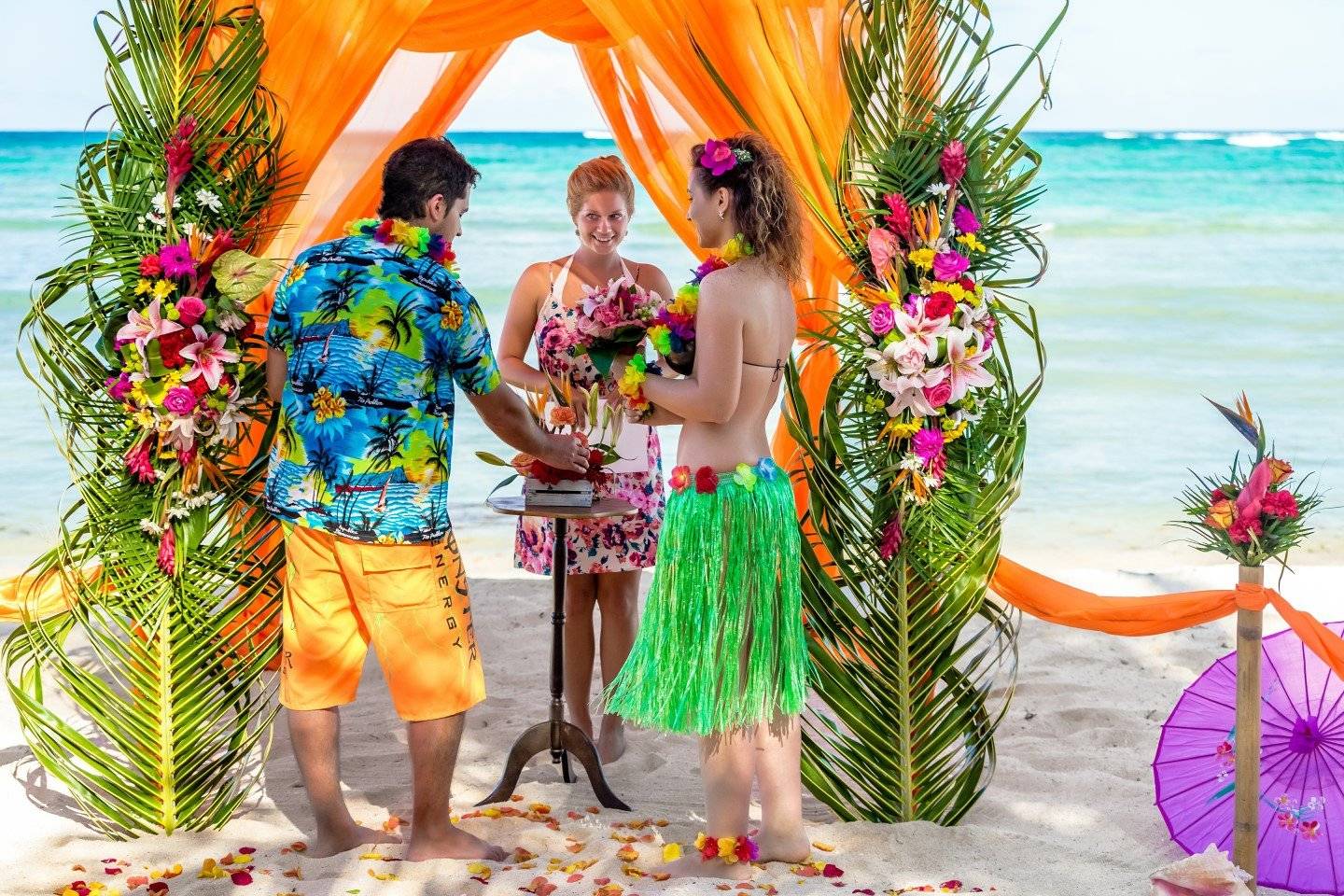 Свадьба в гавайском стиле — пляжный декор, образ молодых
