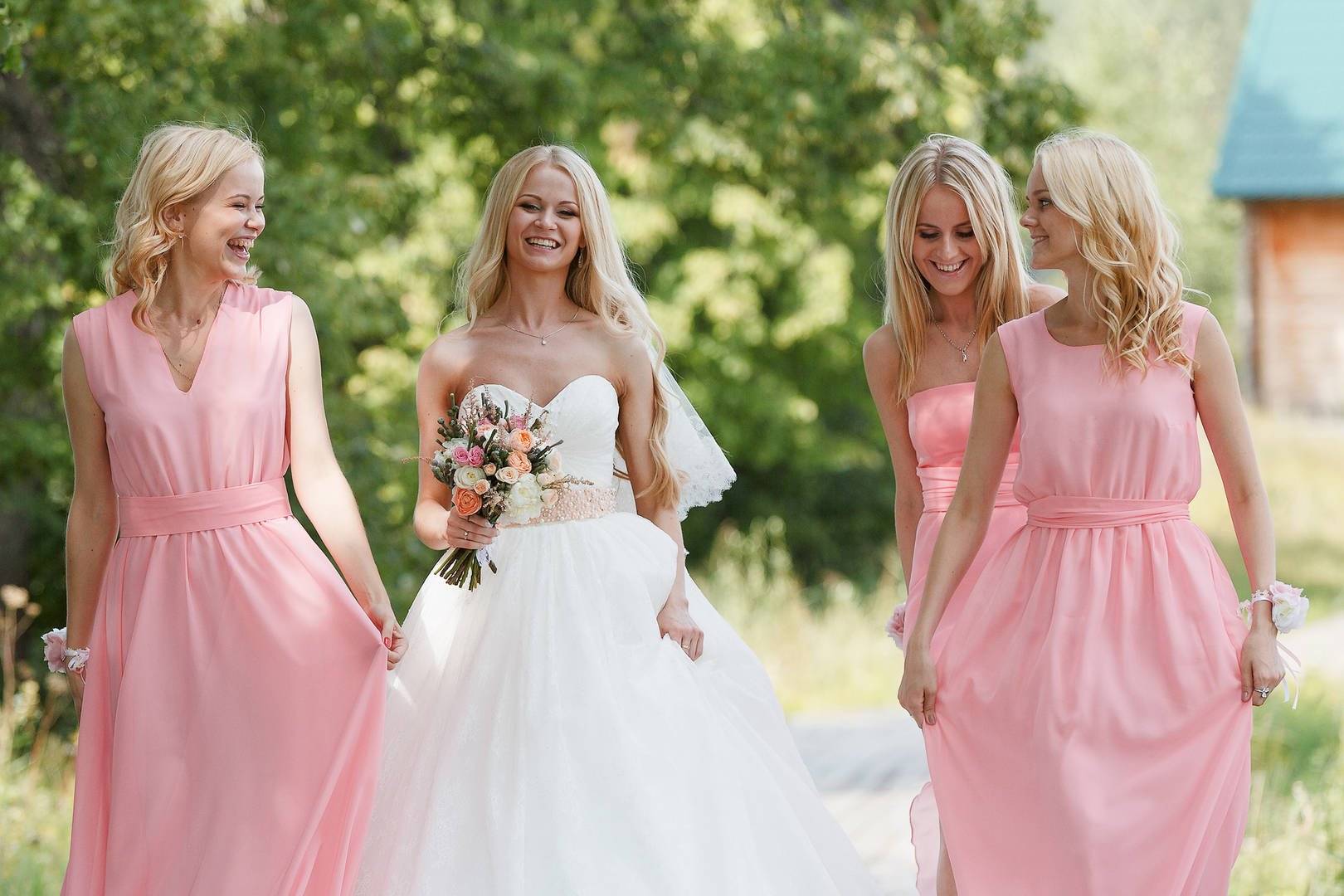 Вечерние платья на свадьбу – самые красивые и нарядные варианты