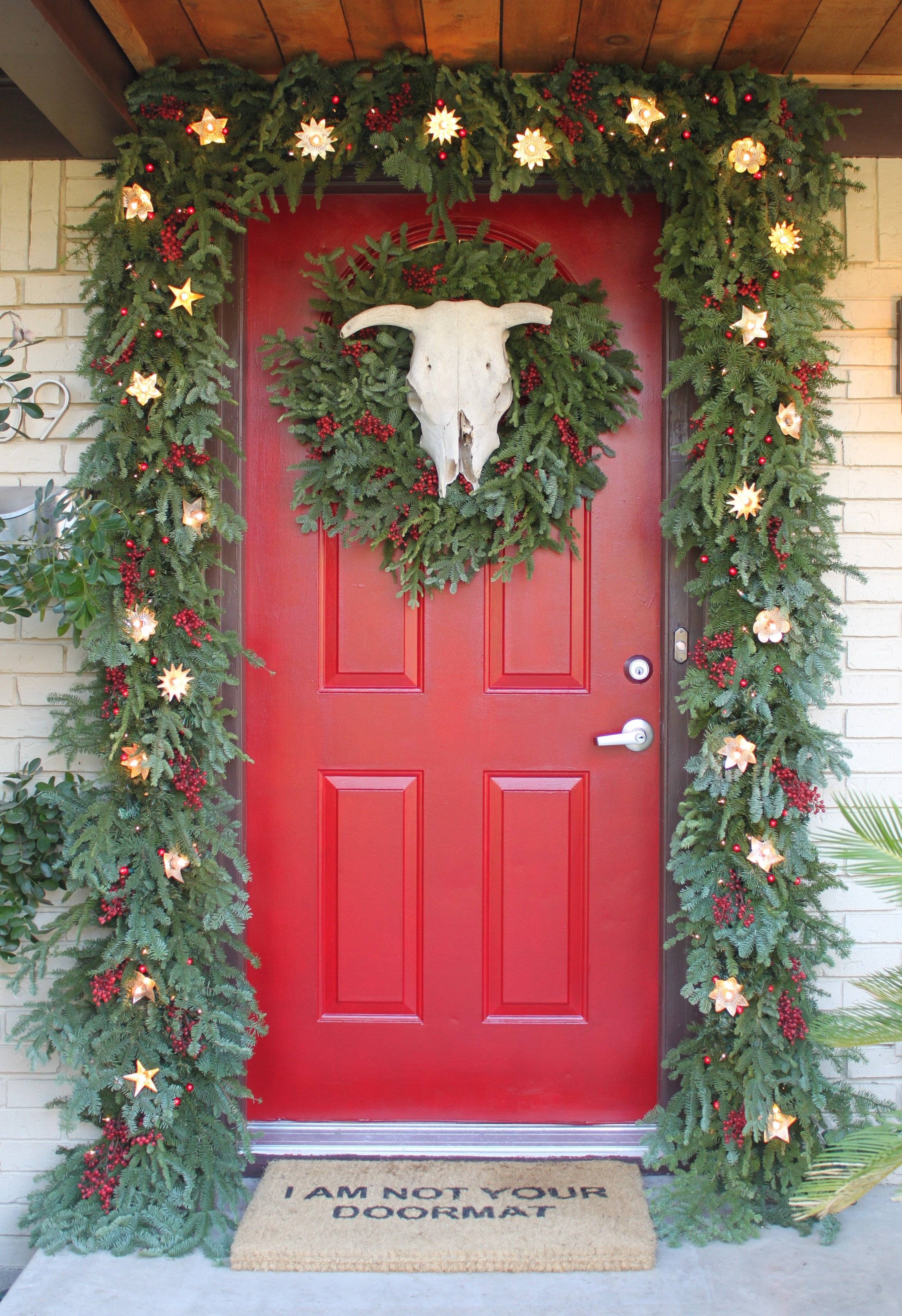 Декор входной двери на новый год — 10 забавных идей