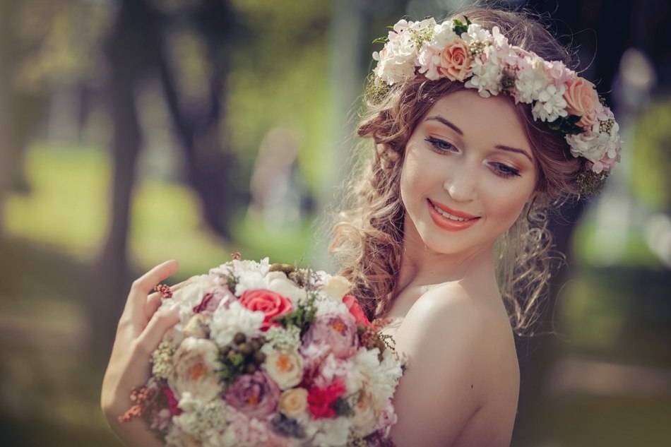 Венок на голову из живых цветов своими руками: мастер-класс с фото. как сделать венок на голову для свадьбы