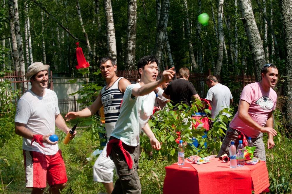 Игры на природе для веселой компании взрослых для праздника летом