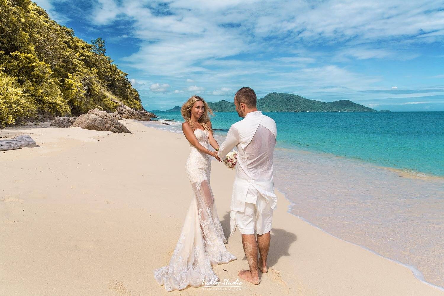 Пляжная свадьба: как лучше сделать и какое платье выбрать?