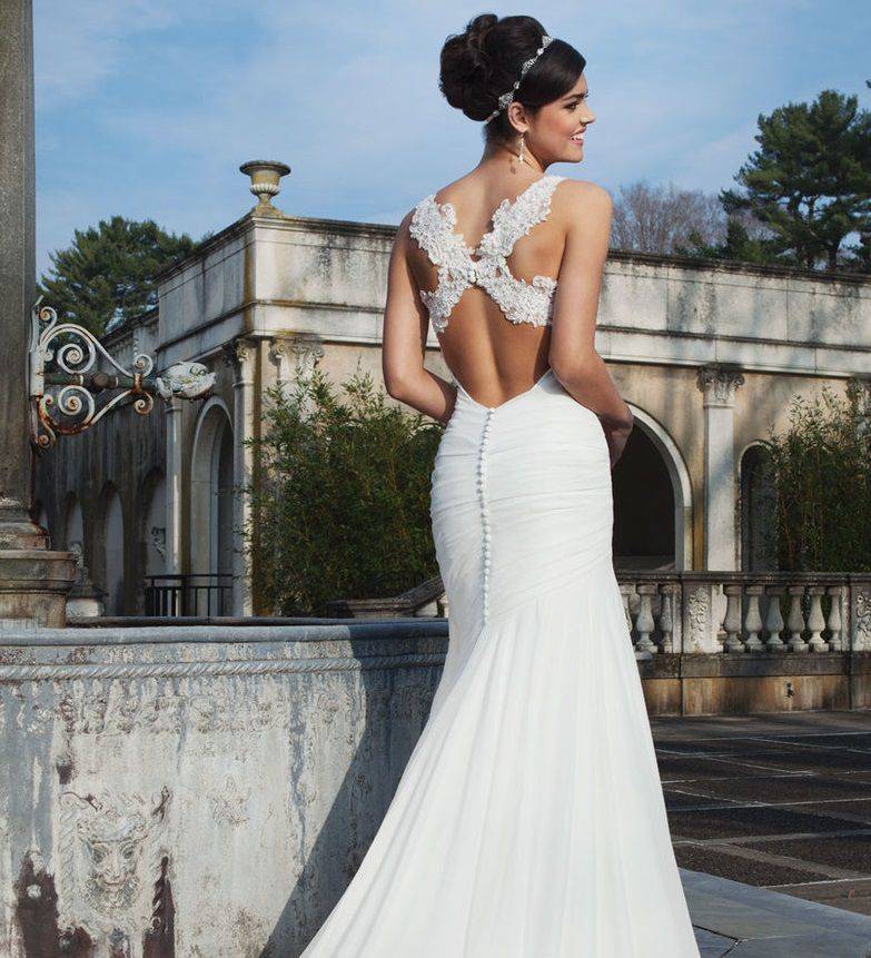 Элегантные свадебные платья с открытой спиной – выбор по всем правилам