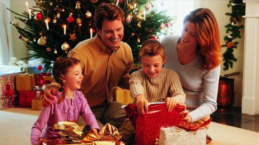 Что можно подарить родителям на новый год 2023: топ 20 лучших идей новогодних практичных, сладких и оригинальных подарков для мамы и папы