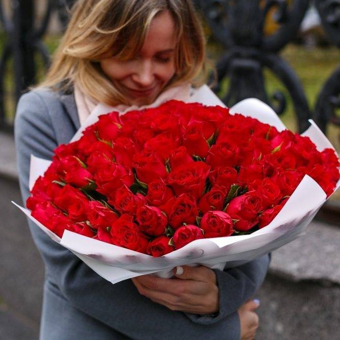 Какие цветы подарить девушке — лучший выбор на 14 февраля и 8 марта 2023