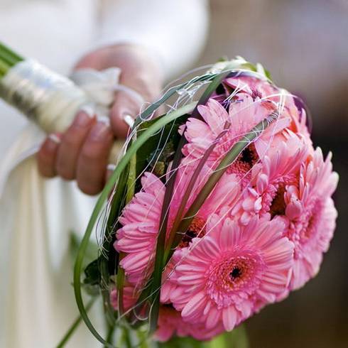 Свадебный букет из гербер в тренде [2022] для невесты ? с белыми розами & красными хризантемами – фото