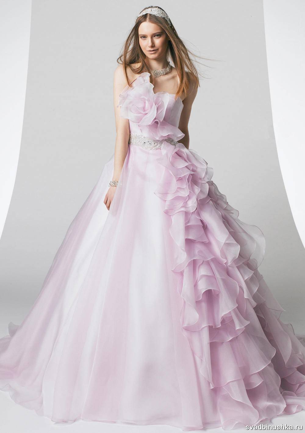 Цветные свадебные платья: трендовые оттенки, советы по выбору и фото стильных нарядов