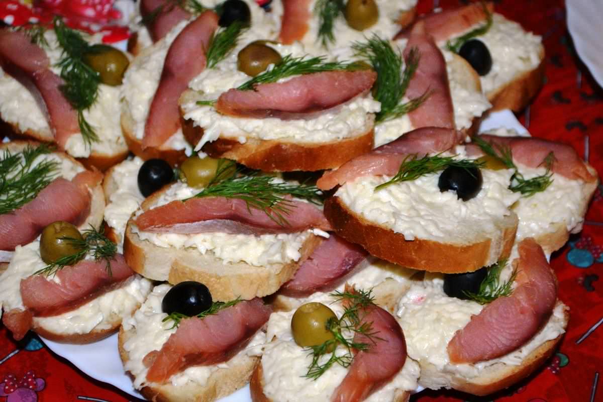 Бутерброды на праздничный стол - 36 идей простых и красиво украшенных закусок