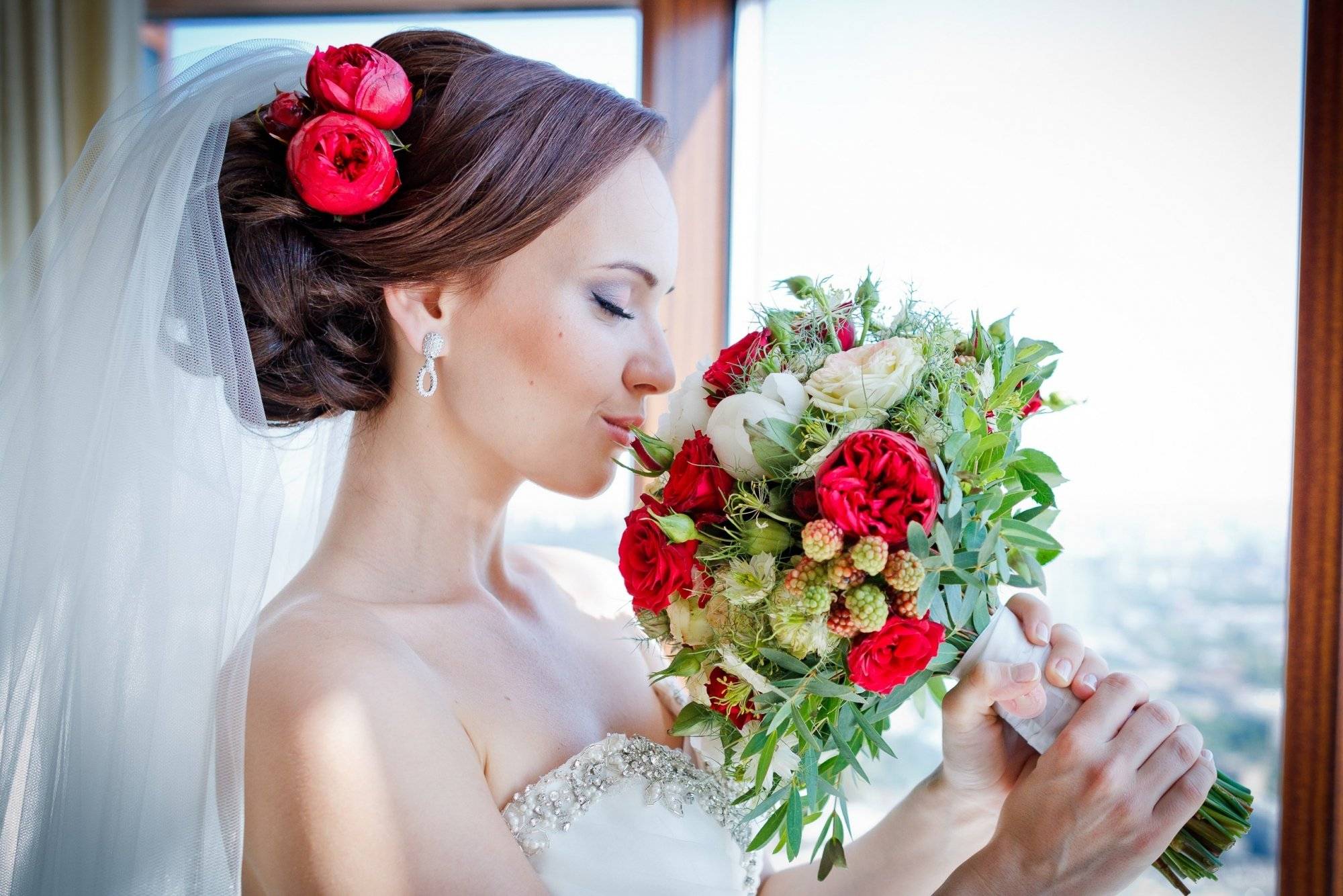 Прически с цветами в волосах - фото свадебных и вечерних укладок