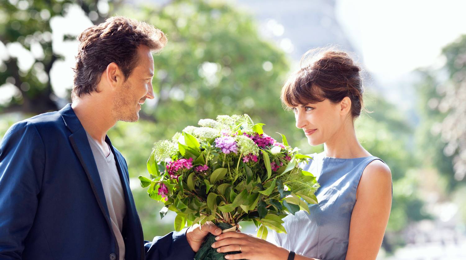 Стоит ли дарить девушке цветы на первом свидании | плюсы и минусы