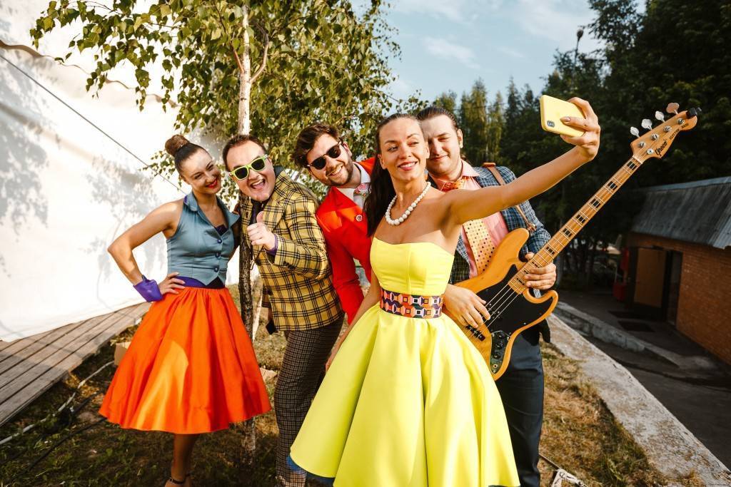 Советский рок-н-ролл: как проходит зажигательная свадьба в стиле «стиляги»
