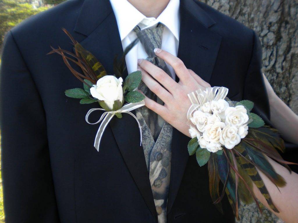 Бутоньерки на руку для невесты и подружек своими руками (фото)
