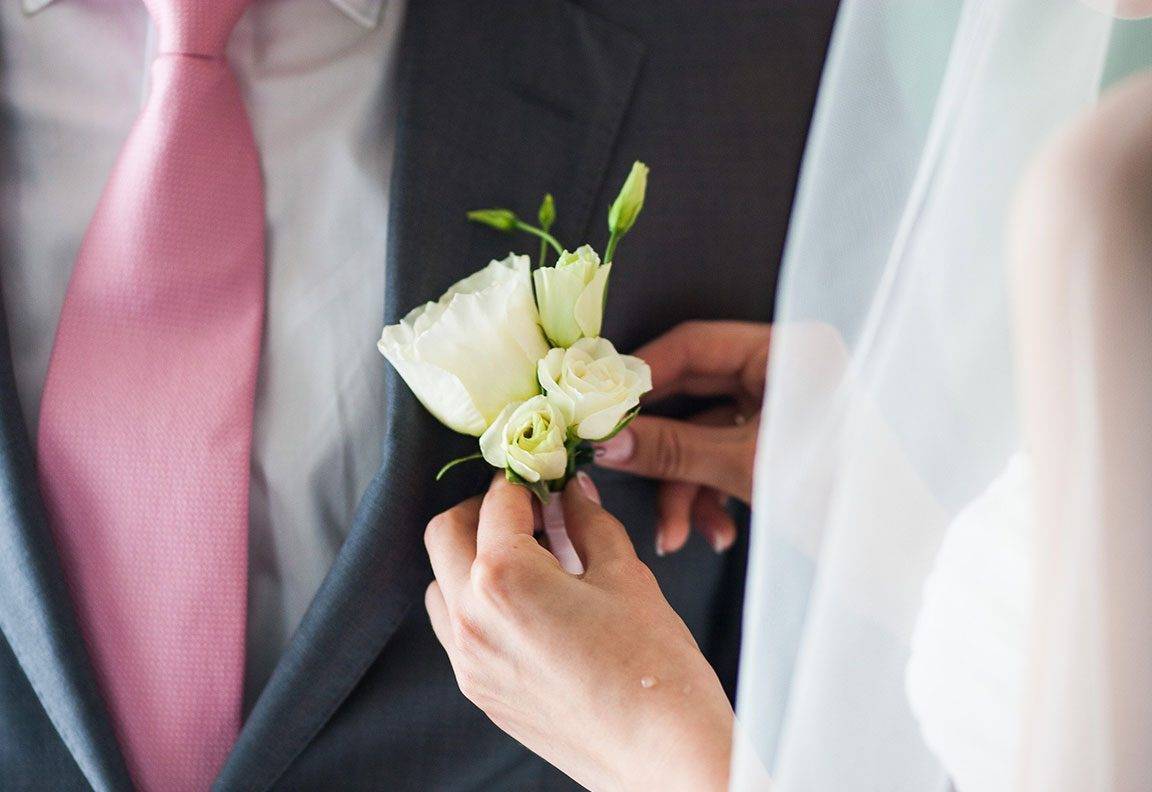 Невестам на заметку: делаем бутоньерки своими руками. бутоньерки на руку: яркое дополнение свадебного образа