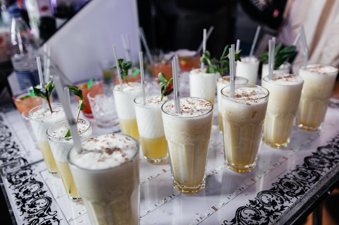 Выездной бар на свадьбу: топ-6 идей для подачи напитков для гостей
