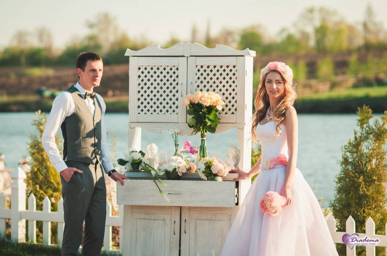 Свадьба в стиле шебби-шик: оформление на фото, которое можно сделать своими руками, платье невесты и наряд жениха, украшение зала и приглашения