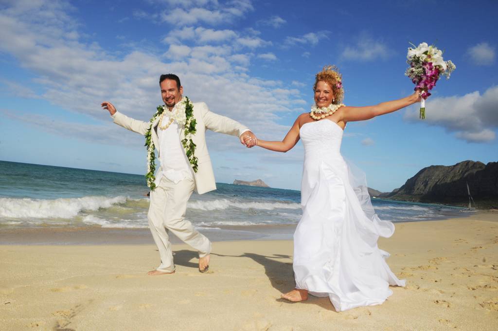 Свадьба в гавайском стиле - пляжный декор, образ молодых
