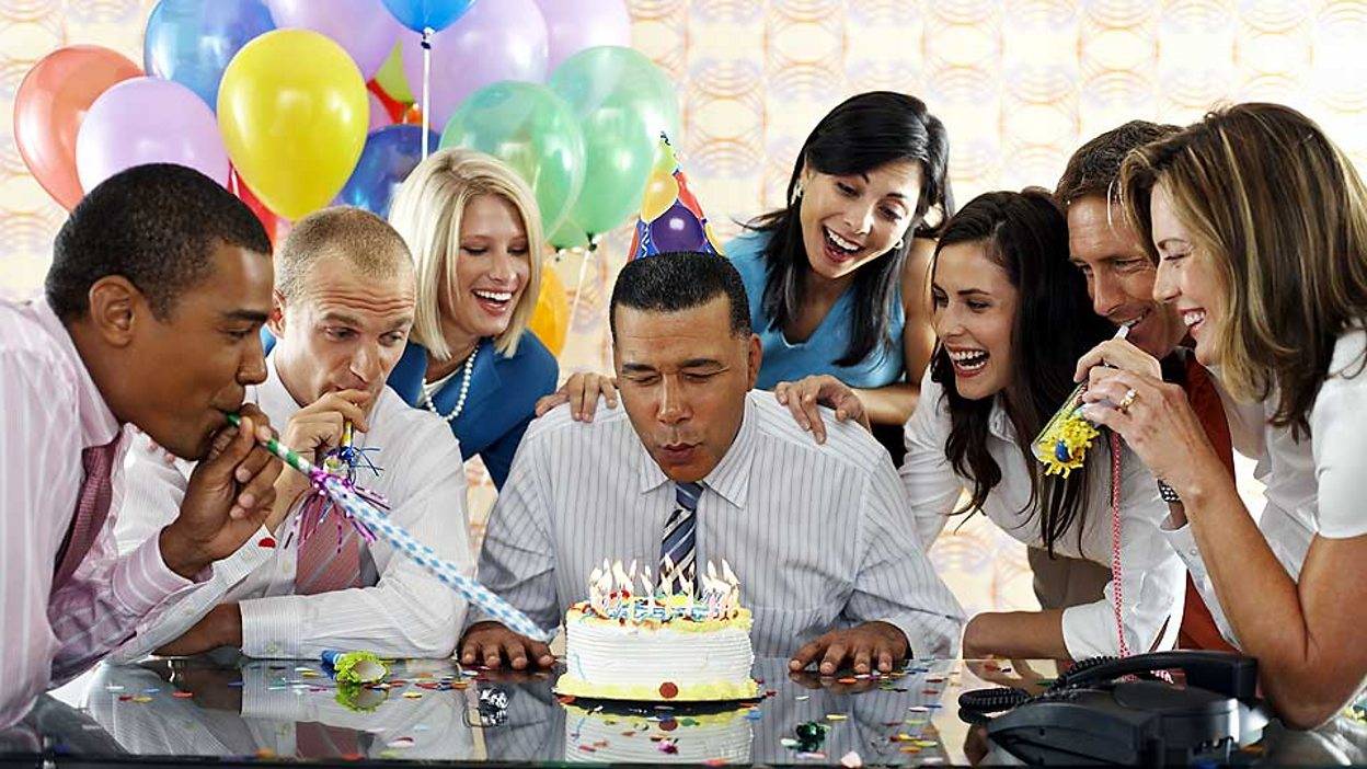 Полезные советы, чем удивить коллег и что приготовить на работу на день рождения?