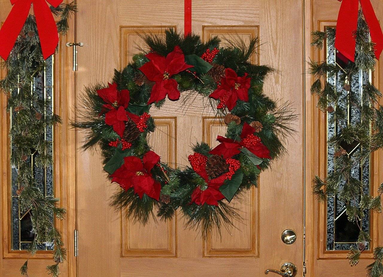 Самые популярные и необычные украшения дверей на новый год (63 фото)