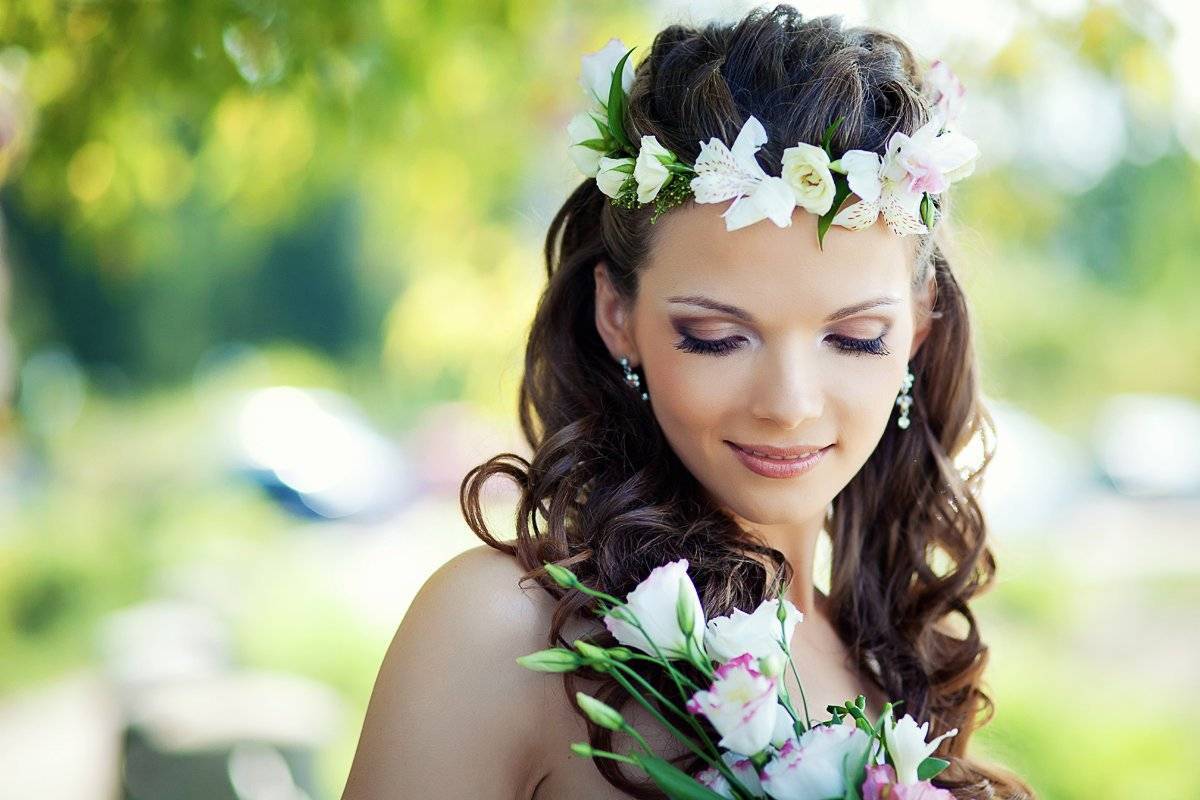 Свадебные прически с цветами: 50 фото причесок с цветами
