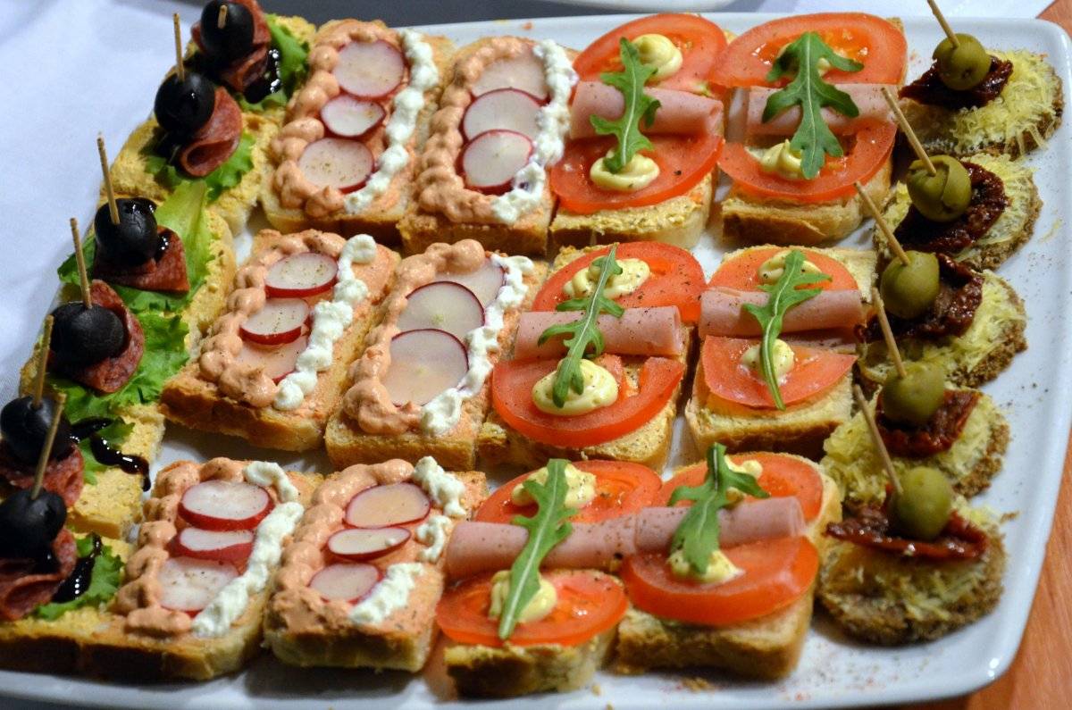 Бутерброды на новый год 2022: с красной рыбой, с творожным сыром, с крабовыми палочками, с форелью, со шпротами, с икрой, рецепты с фото простые и вкусные, на праздничный стол