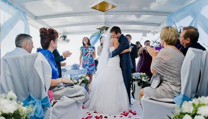 Теплоход – романтический свадебный транспорт