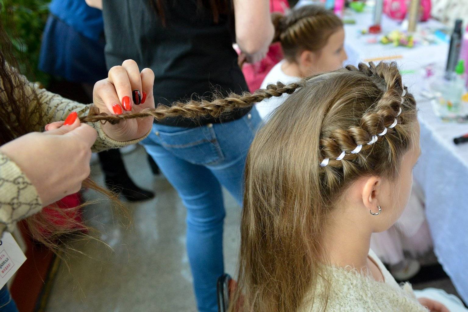 Плетение косичек для девочек: фото вариантов с пошаговым описанием - luv.ru