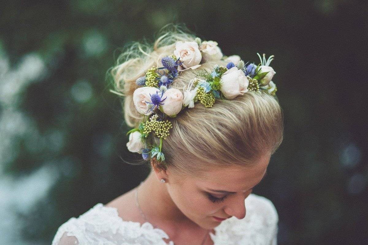 Живые цветы в прическе невесты: 5 трендовых идей для современного свадебного образа