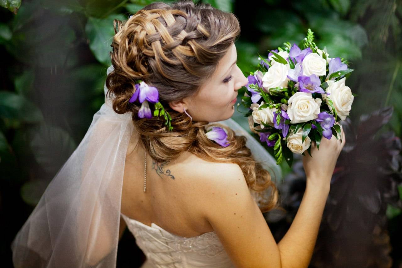 Как выбрать свадебную прическу с венком – обзор модных вариантов