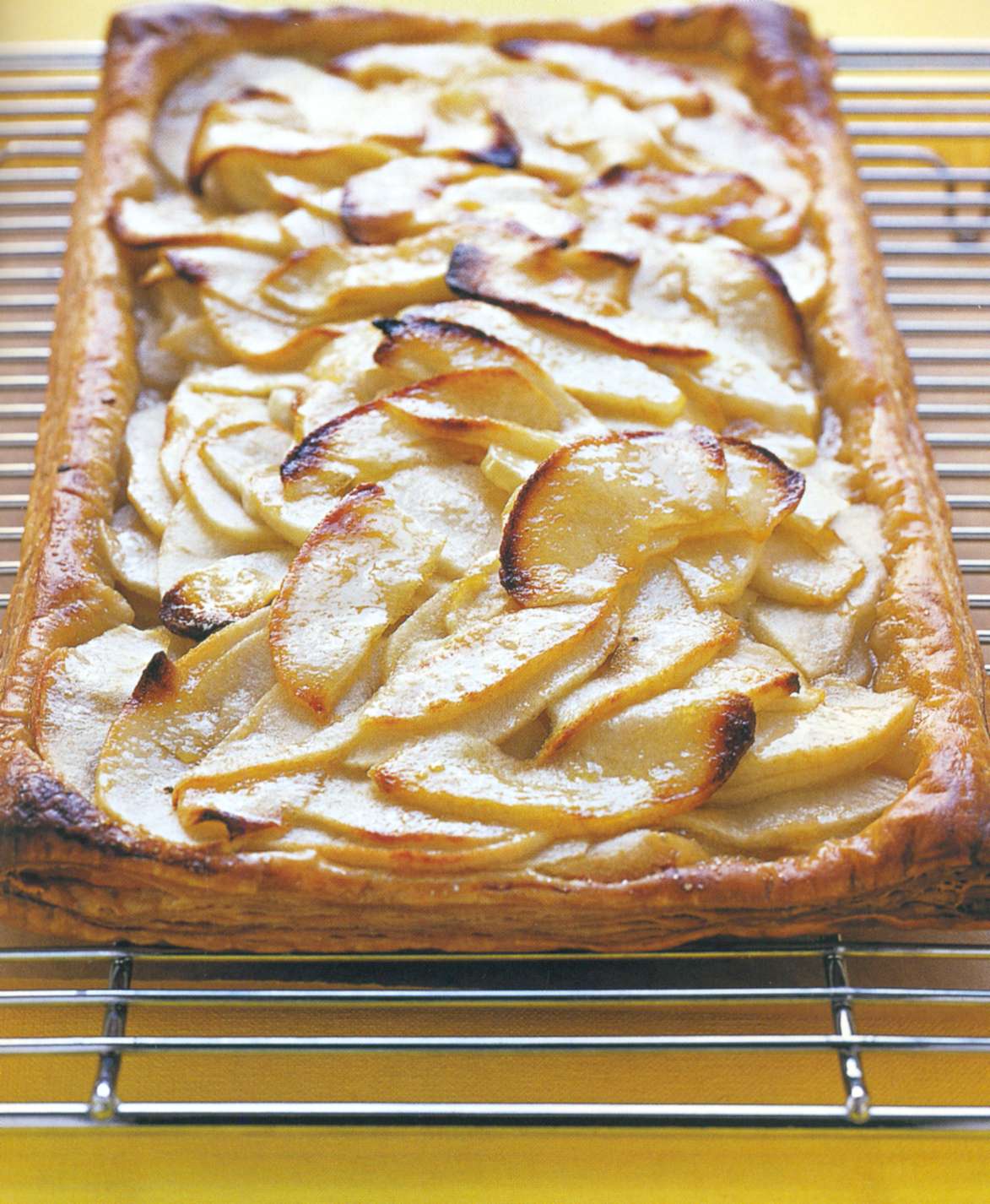 Пирог с яблоками из слоеного теста — 8 пошаговых рецептов в духовке