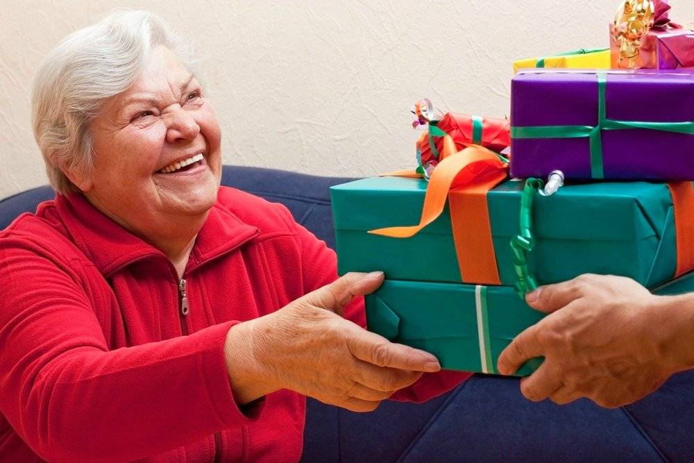 Что подарить бабушке на новый год?