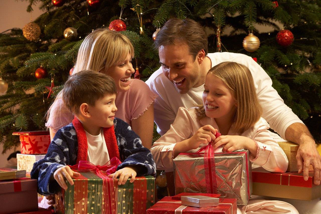Что можно подарить родителям на новый год 2023: топ 20 лучших идей новогодних практичных, сладких и оригинальных подарков для мамы и папы | qulady