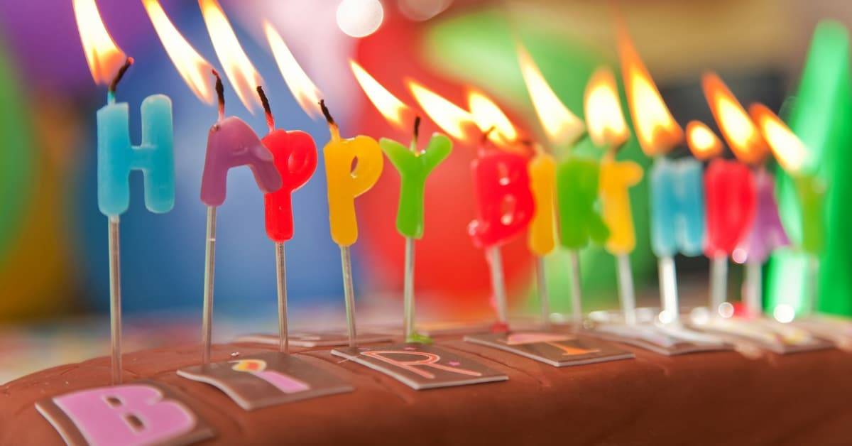 День рождения отмечают неделю. С днем рождения. Фото с днём рождения. Празднование дня рождения картинки. Торт со свечками.
