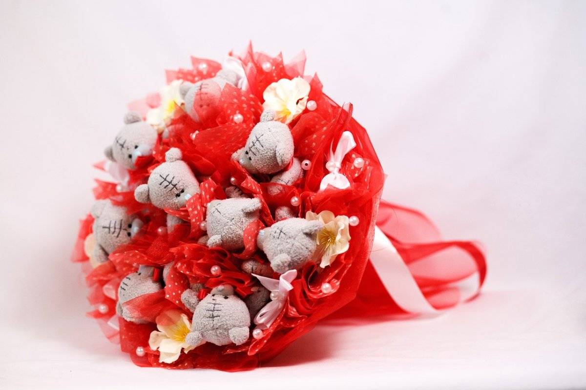 Букет из киндеров: пошаговые мастер-классы создания подарков из шоколадных яиц