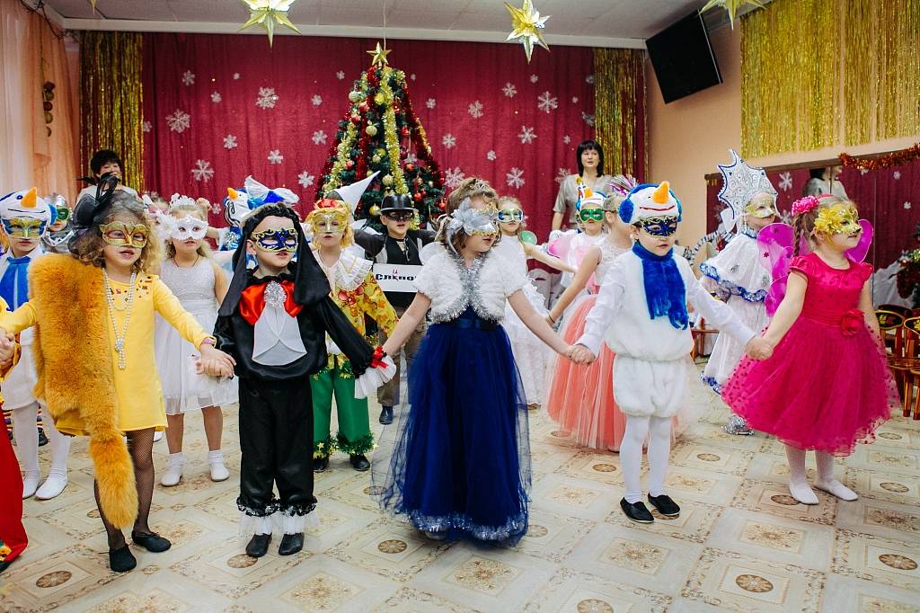 10 детских веселых новогодних сценок на любой лад к новому году 2022