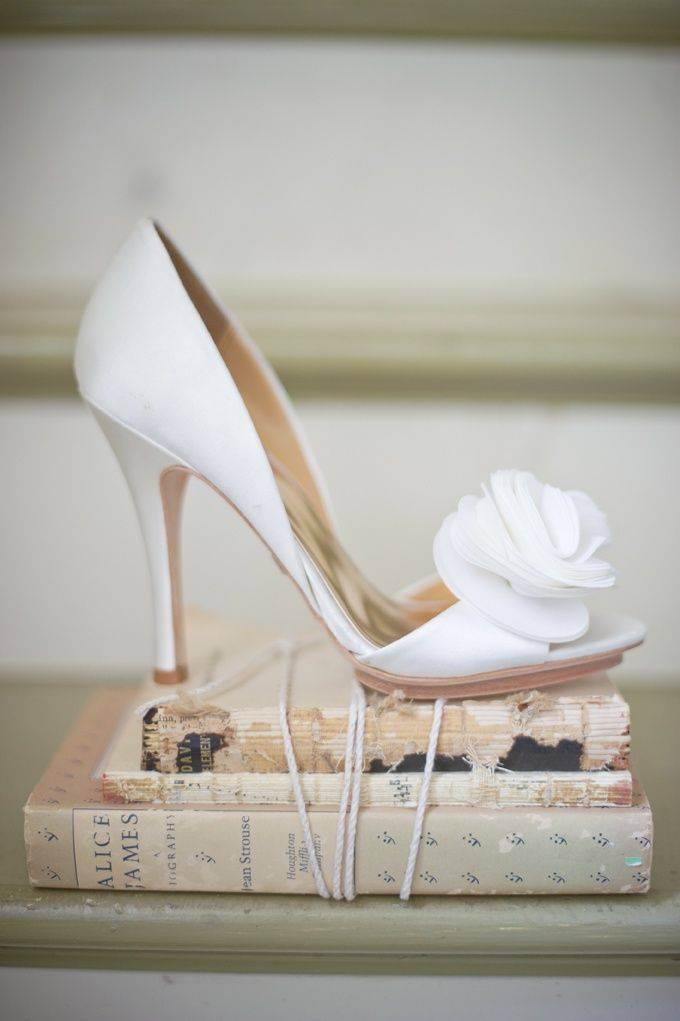 Правильно подобранные свадебные туфли на низком каблуке — это залог красивого образа невесты. фото и советы