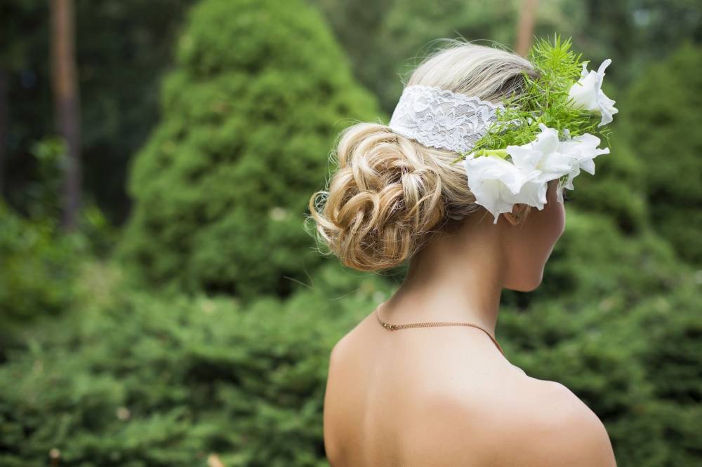 Красивые прически с цветами в волосах на свадьбу и на выпускной
