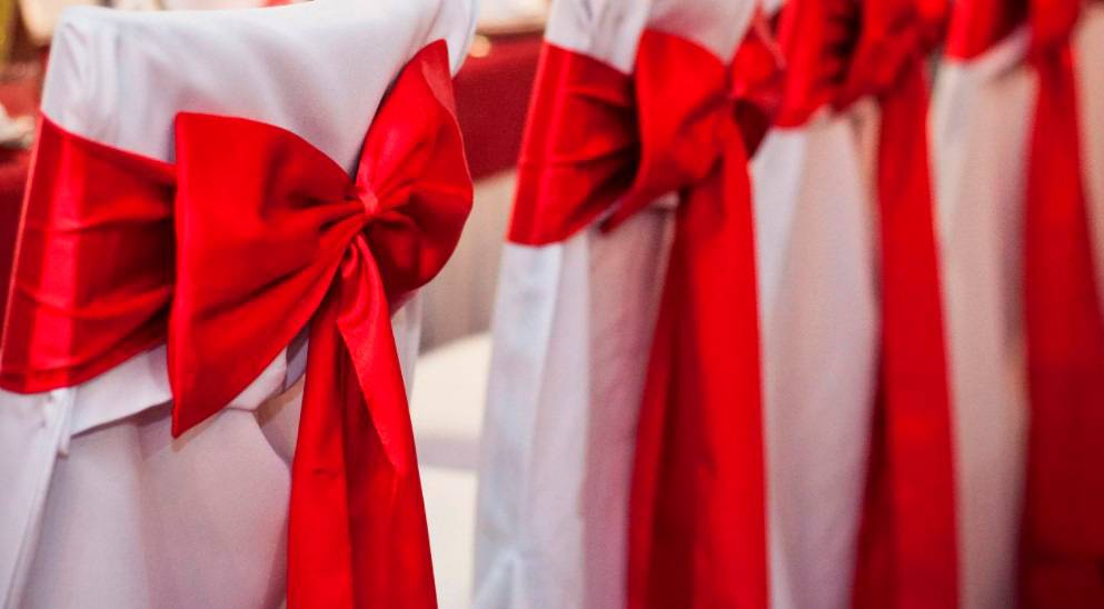 Оформление свадьбы в красном цвете ? в [2022] – наряды жениха, невесты & гостей, декор зала