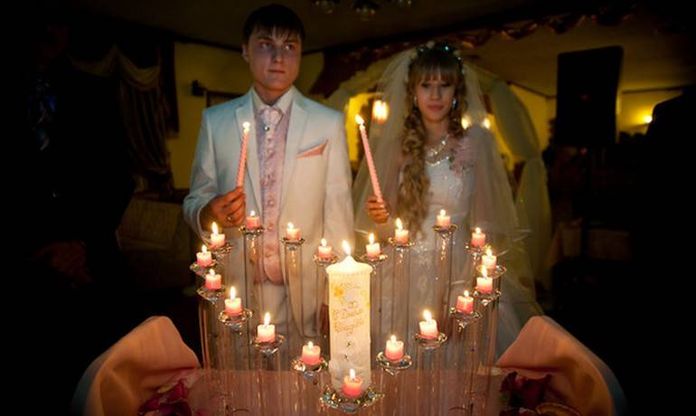Семейный очаг на свадьбе: обряд со свечей