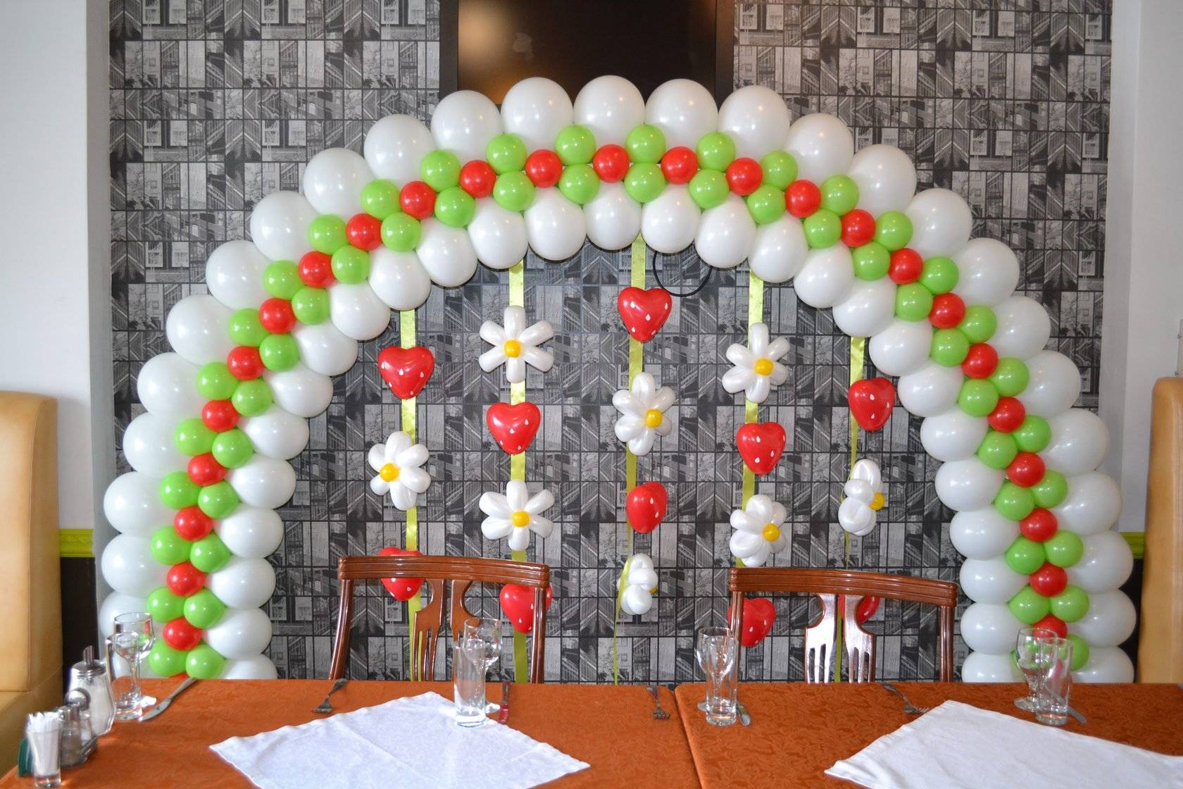 13 идей, как профессионально украсить комнату гелиевыми шарами к празднику