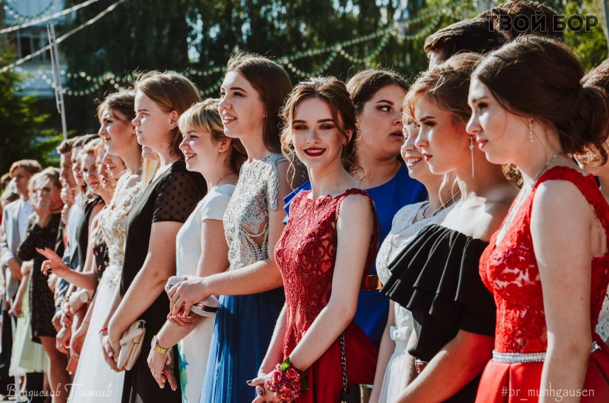 В чем пойти на выпускной девушке 9 класс, 11 класс в 2021 году, как выбрать идеальное платье