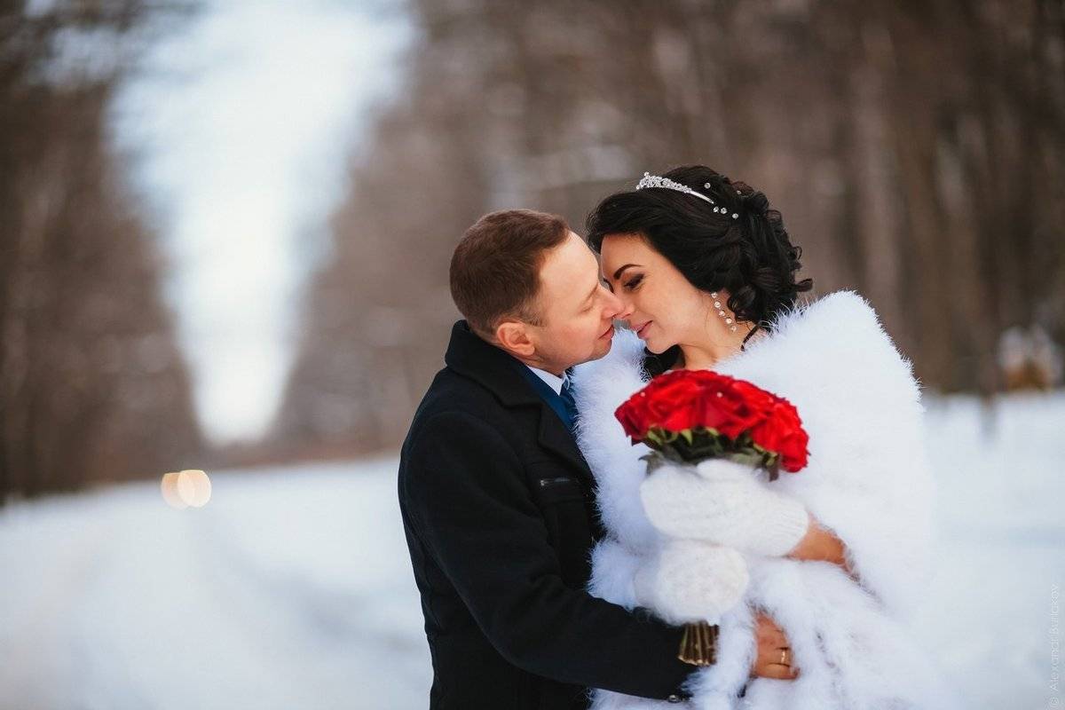 Зимние фото: места, позы, реквизит для свадебной съемки - hot wedding