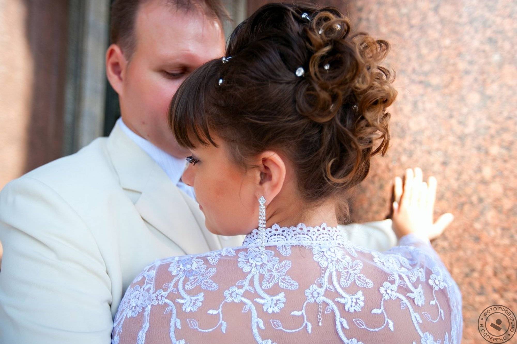 Прически для свидетельницы на свадьбу: правила выбора для разной длины волос