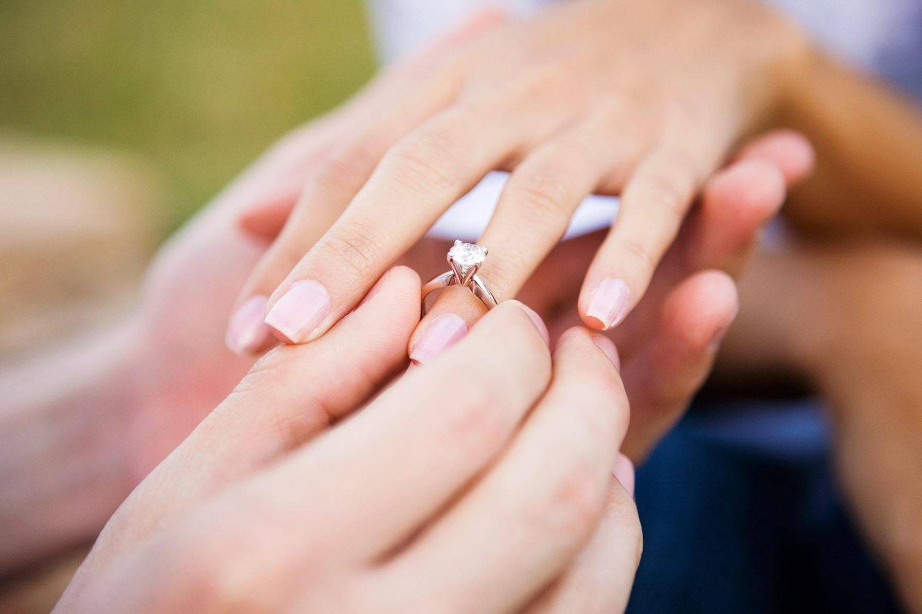 Какое кольцо дарят девушке, когда делают предложение выйти замуж? на какую руку и какой палец одевают кольцо девушке при предложении руки и сердца? самые красивые кольца для предложения руки и сердца: