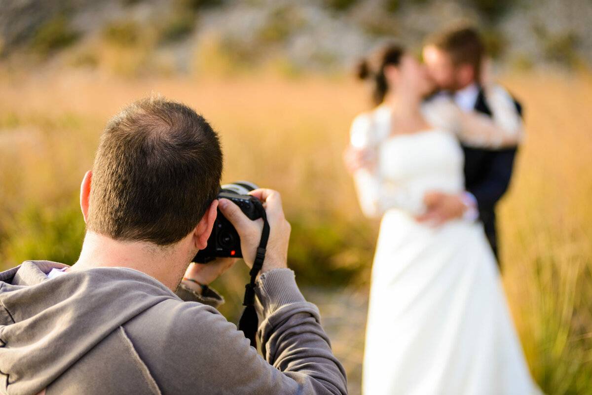 Как выбрать фотографа на свадьбу и на что обращать внимание?