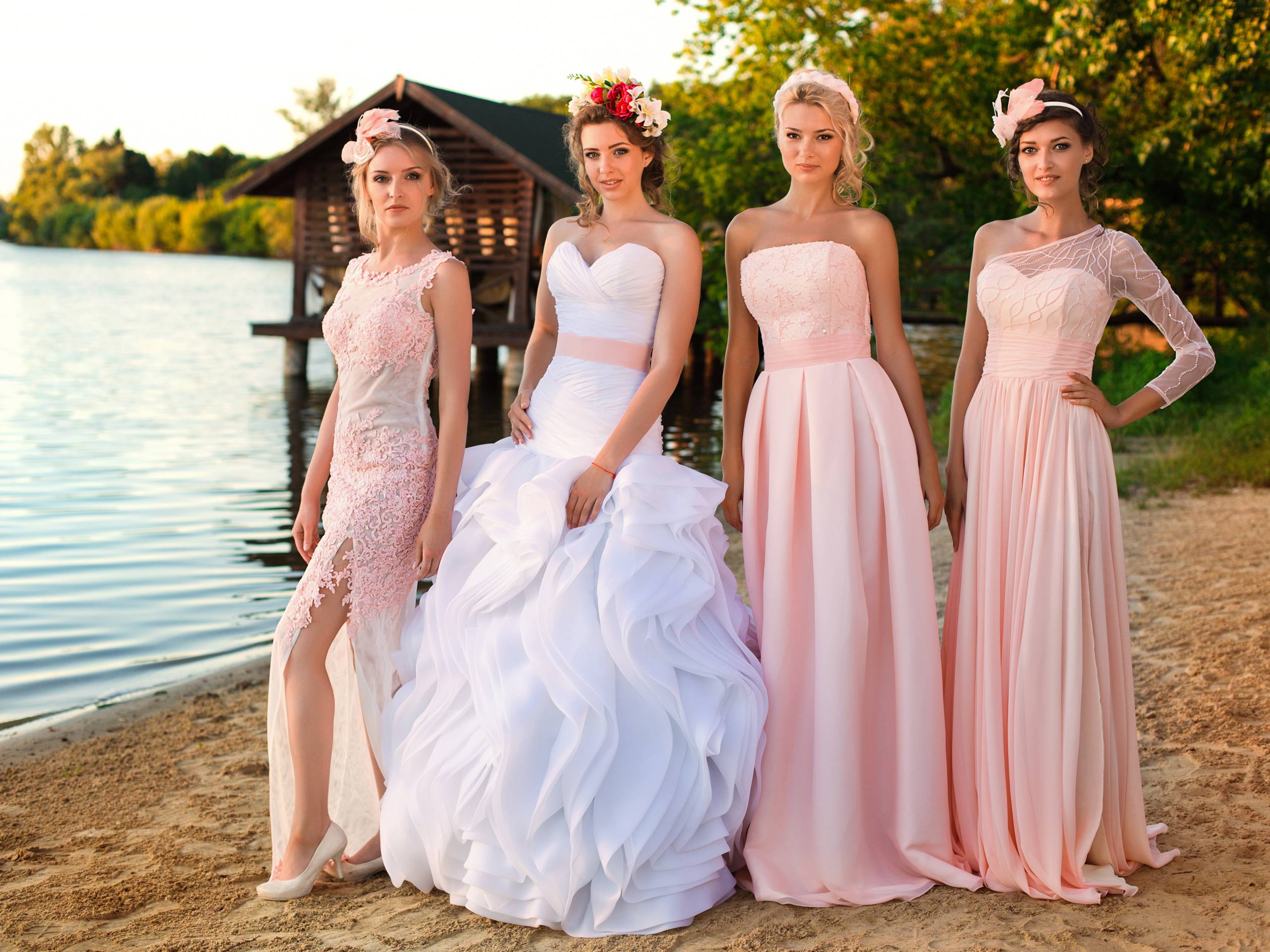 Цветные свадебные платья — короткие, с разноцветными элементами