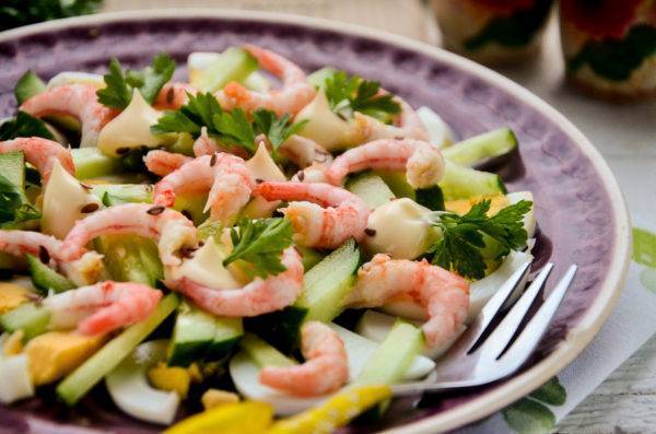 Очень вкусный салат с креветками и огурцами — простые рецепты