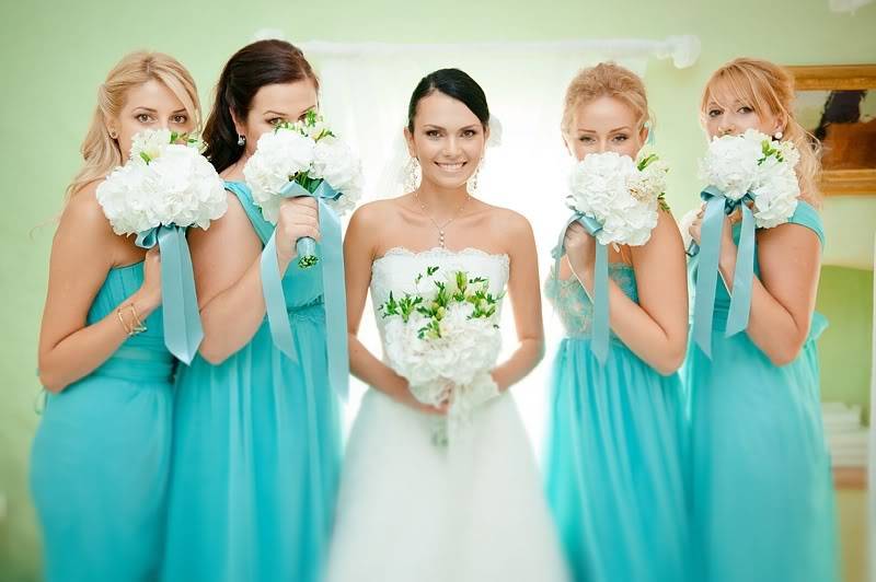 Свадьба в бирюзовом цвете: идеи оформления с фото, свадебный торт, наряды молодоженов, букет, бокалы, пригласительные