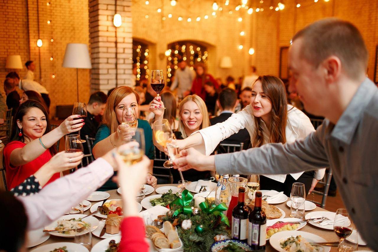 Где отметить новогодний корпоратив 2022, как провести корпоративный новый год в ресторане, клубе и кафе