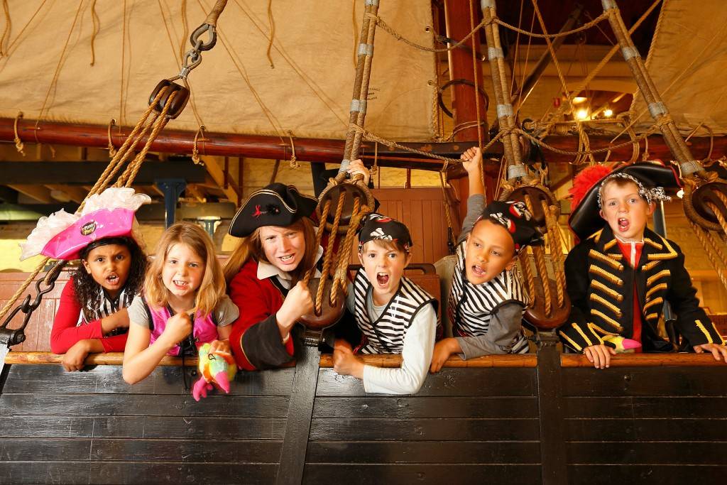 Как украсить квартиру для пиратской детской вечеринки. приглашение на пиратский праздник