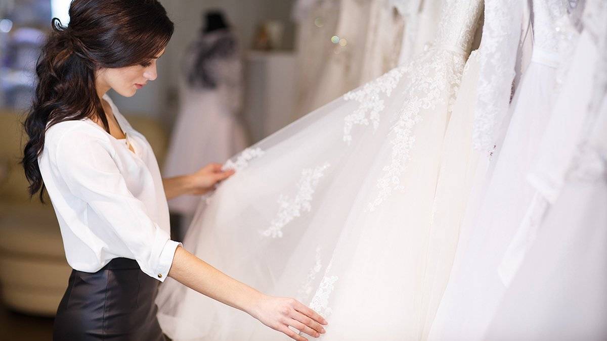 Примерка свадебных платьев - как проходит в салоне, фото